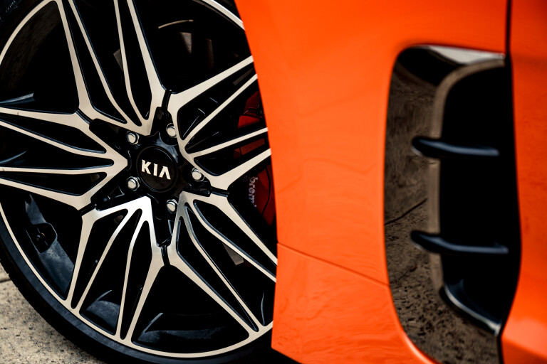 Motor Reviews Kia Stinger LTT 4 Wheel Detail