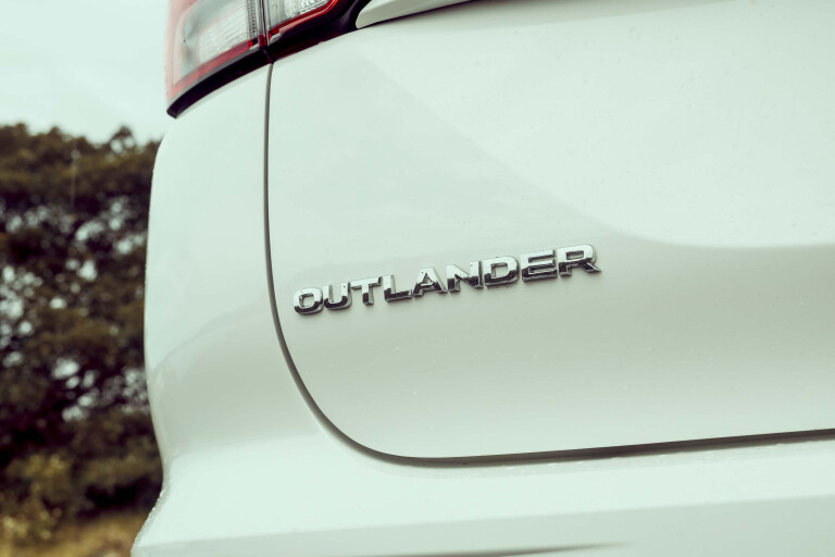 2022 Mitsubishi Outlander PHEV ES SUV White 40
