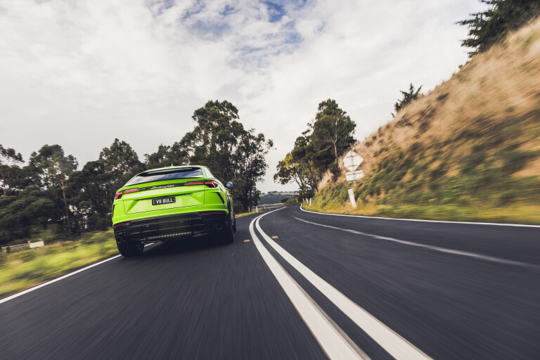 Motor Features Lamborghini Urus Tracking Rear Low
