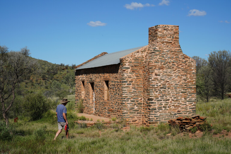 4 X 4 Australia Explore Old Ruins At Arltunga