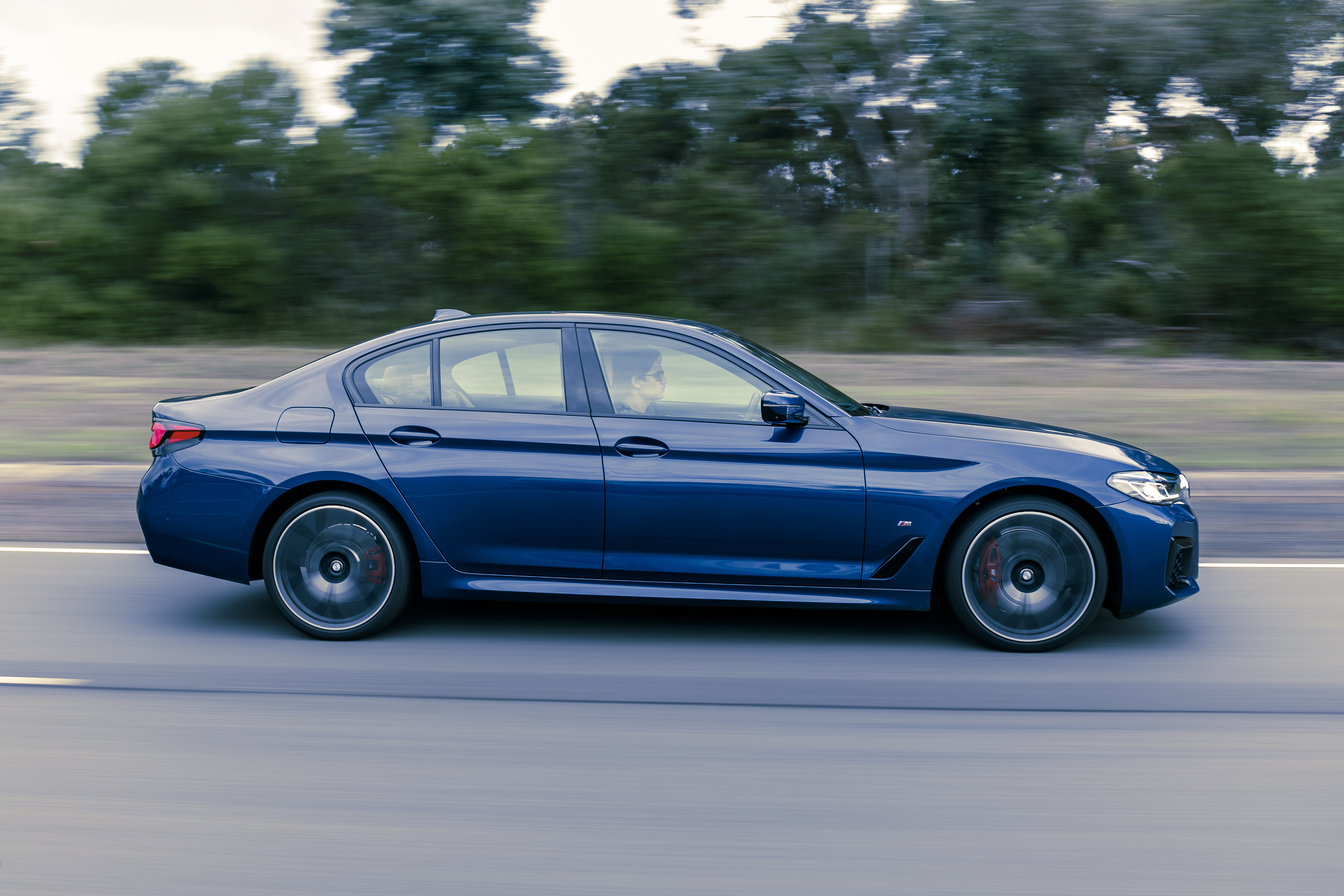 Wheels Reviews 2021 BMW 530 I Blue Dynamic Side Lang Lang Test