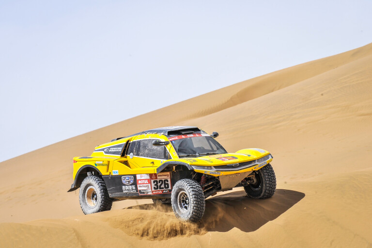 Motor Features Dakar 04
