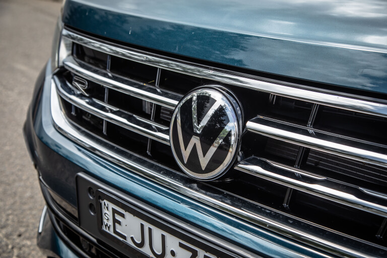 Wheels Reviews 2022 Volkswagen Tiguan 162 TSI R Line Nightshade Blue Metallic Detail Front Badge S Rawlings