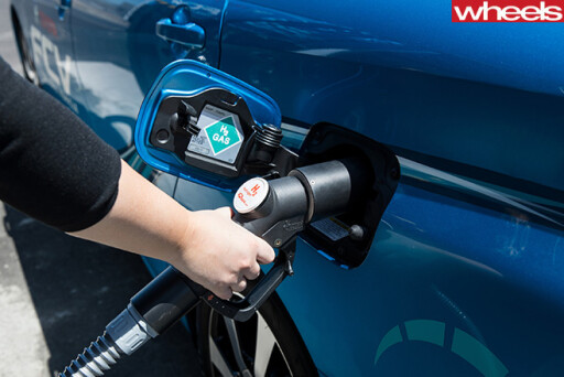 Toyota -Mirai -Fuel _Cell -filling -up
