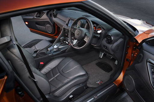 2017-Nissan GT-R interior