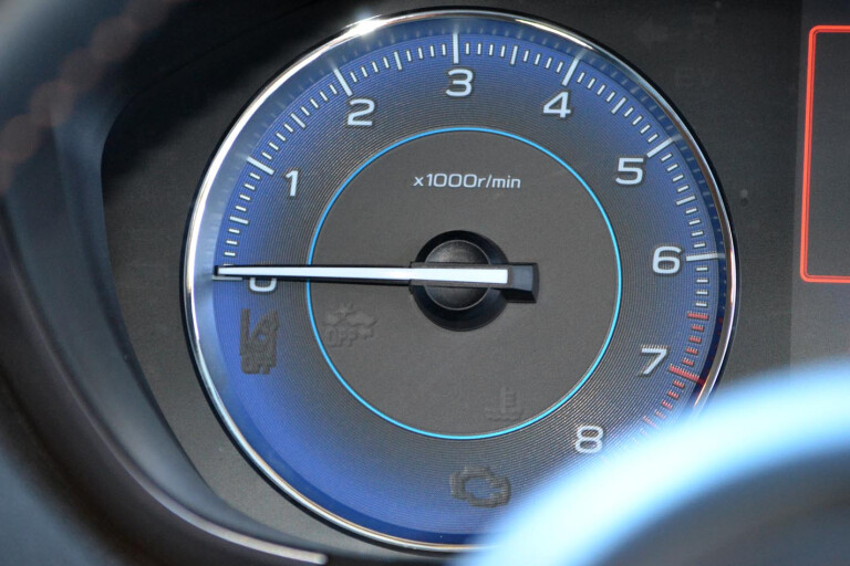 Subaru XV Hybrid tachometer