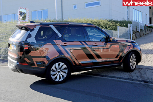 Land -Rover -Discovery -5-camouflaged -rear -side