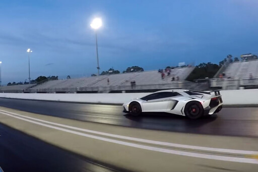 Lamborghini Aventador SV drag racing