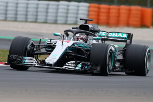 Mercedes crushes F1 opposition in first pre-season test