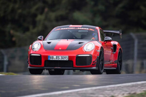 Porsche 911 GT2 RS MR sets new Nurburgring record