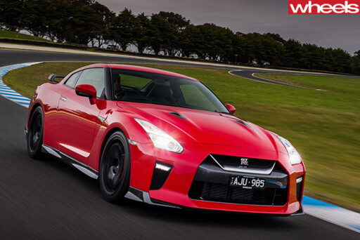 2017-Nissan -GT-R-front -side -driving -around -track