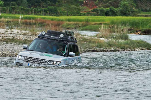 Range-Rover-Hybrid---India-to-Nepal-drive-fording