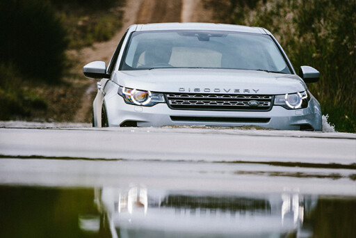 Land -Rover -Discovery -Sport -swimming-