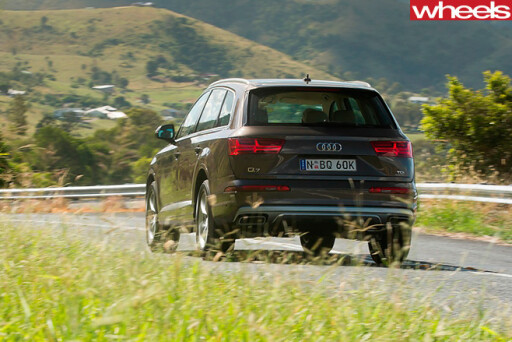 Audi -Q7-driving -rear