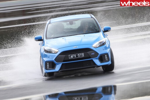 Ford -Focus -drifting -wet -track