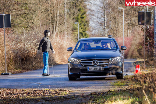 Mercedes -Benz -E-Class -autonomous -driving -avoiding -pedestrian