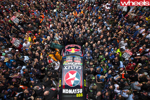 Crowd -with -V8-Supercars