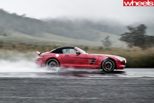 Mercedes -Benz -SLS-Cup -driving -rain