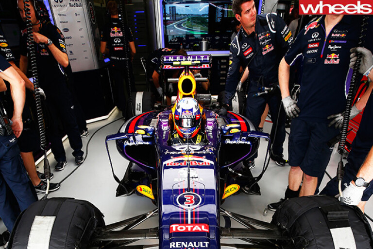 Daniel -Ricciardo -surrounded -team
