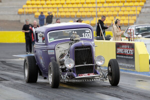 BLOWN HEMI-POWERED ’32 FORD AT DRAG CHALLENGE