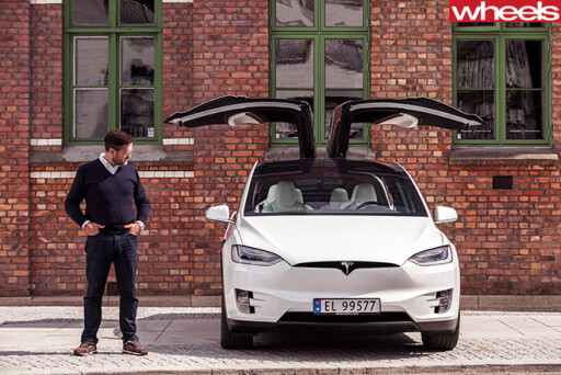 Tesla -Model -X-gull -wing -doors -open
