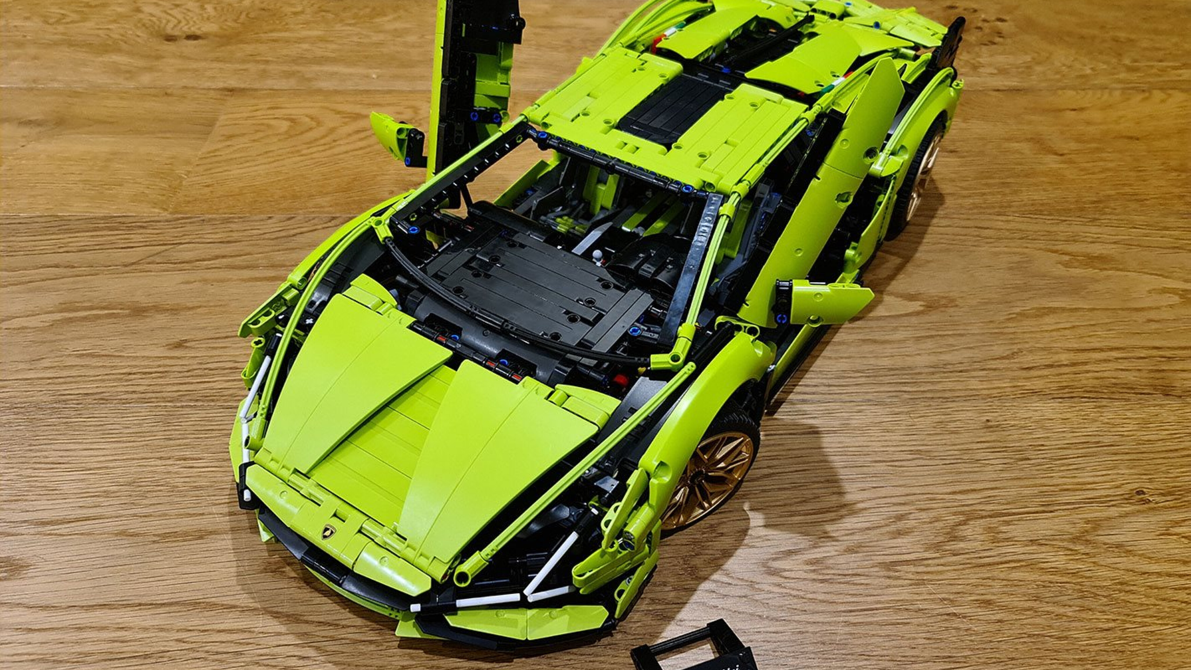 LEGO Technic Lamborghini Sian FKP 37 42115 Review & Lighting
