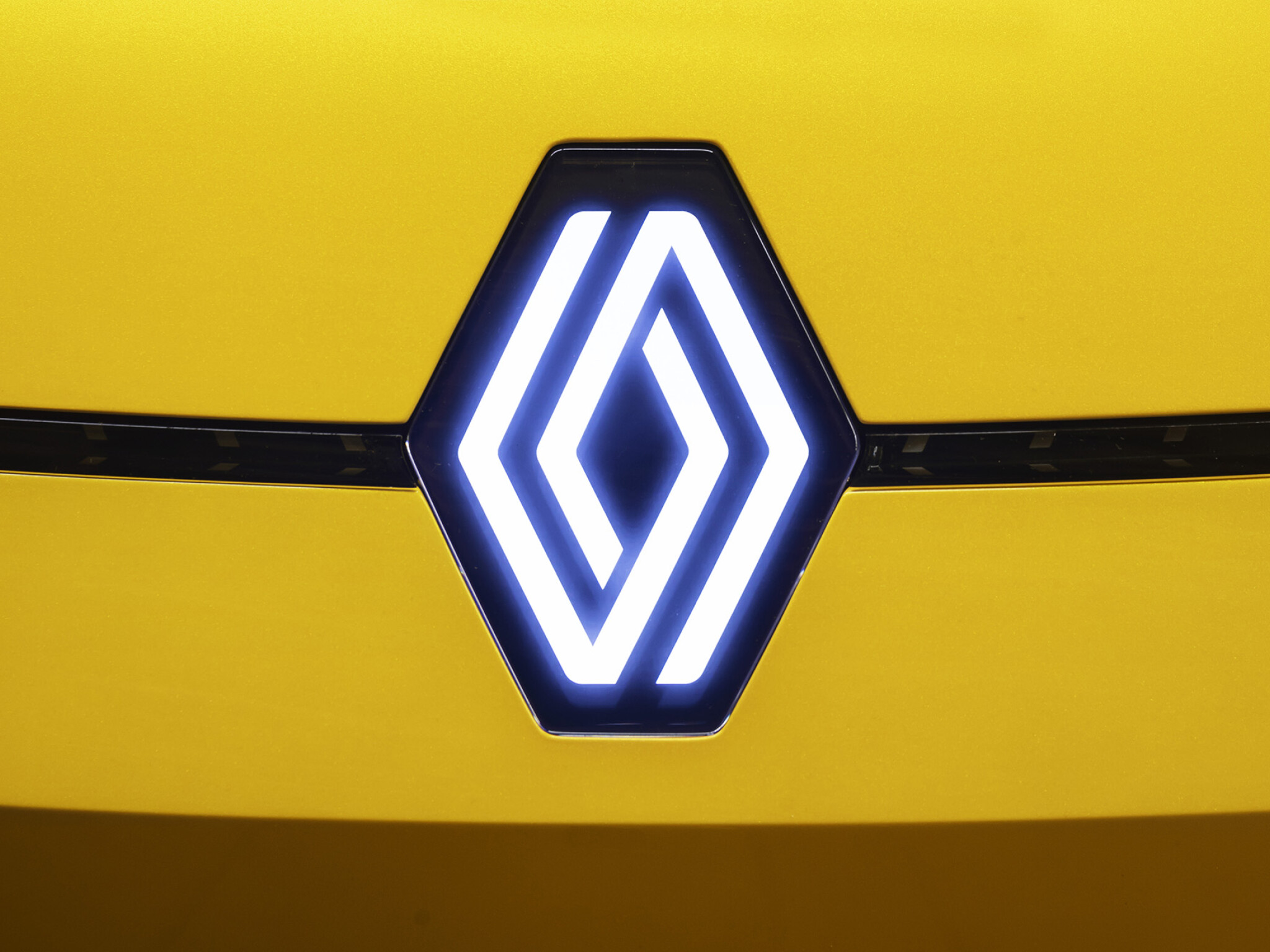 Video: Renault's new diamond logo revealed