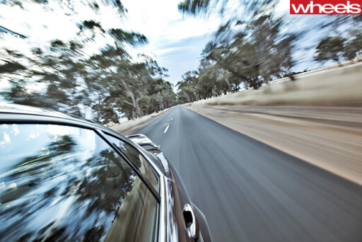 Holden -VE-Commodore -driving