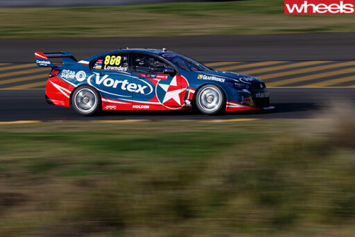 V8-Supercars -racing -side