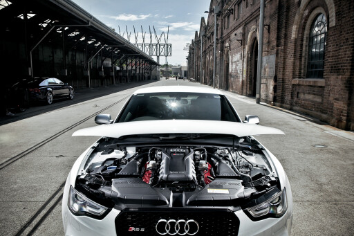 2012-Audi-RS5-engine.jpg