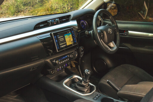 N80-Toyota-Hilux-SR5-interior.jpg