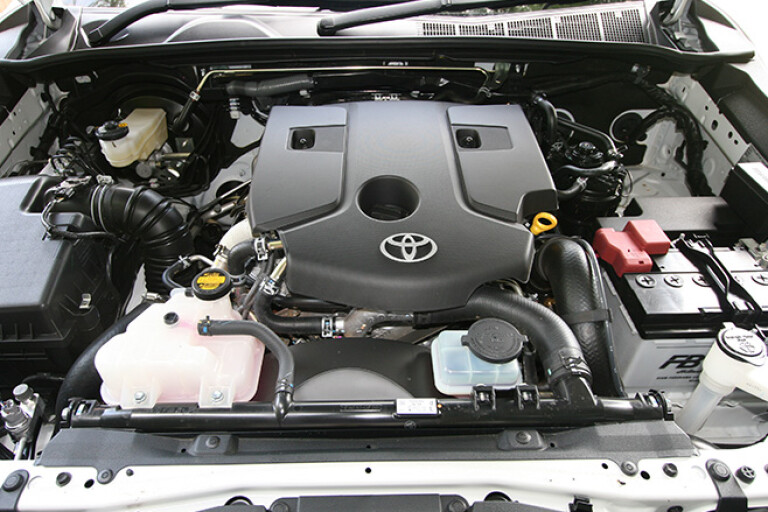 Toyota HiLux 4x4 Workmate engine