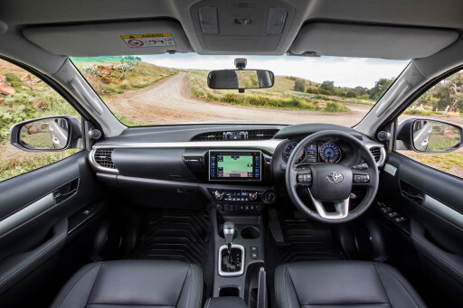 2018-Toyota-Hilux-SR5+-cabin.jpg