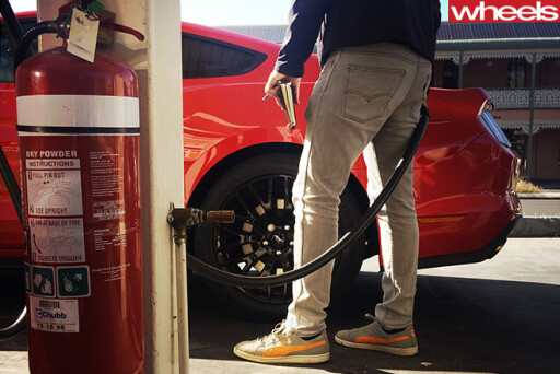 Ford -Mustang -Petrol -station
