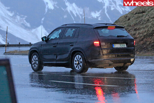 Skoda -Kodiaq -rear -side -driving -in -snow