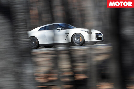 Nissan -GT-R-vs -Porsche -911-GT2-embed -10