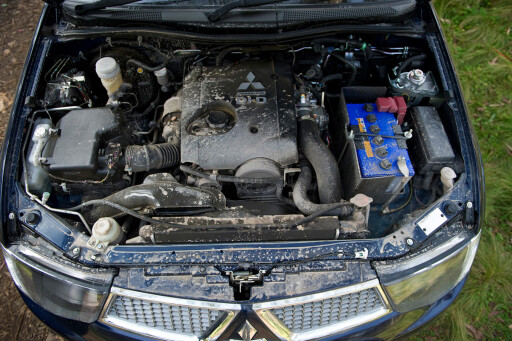 2011-Mitsubishi-Triton-engine.jpg