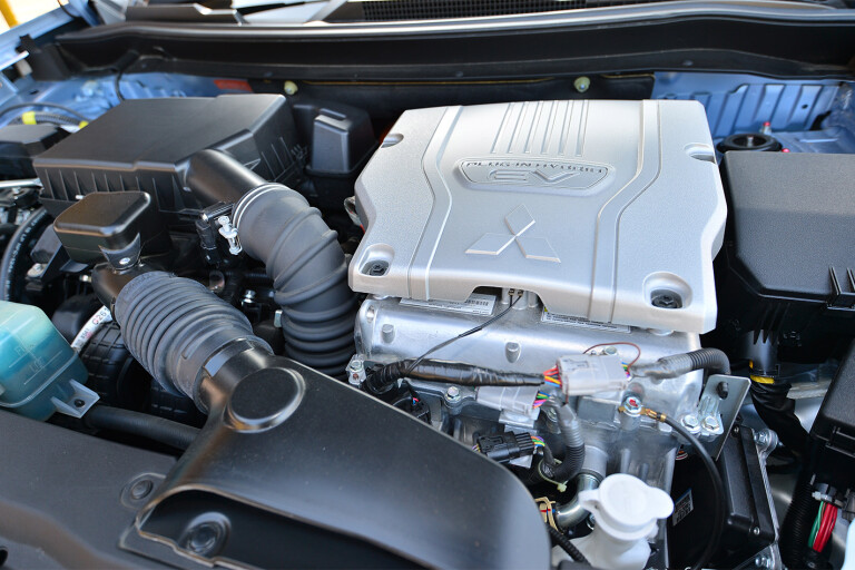 Mitsubishi Outlander PHEV engine