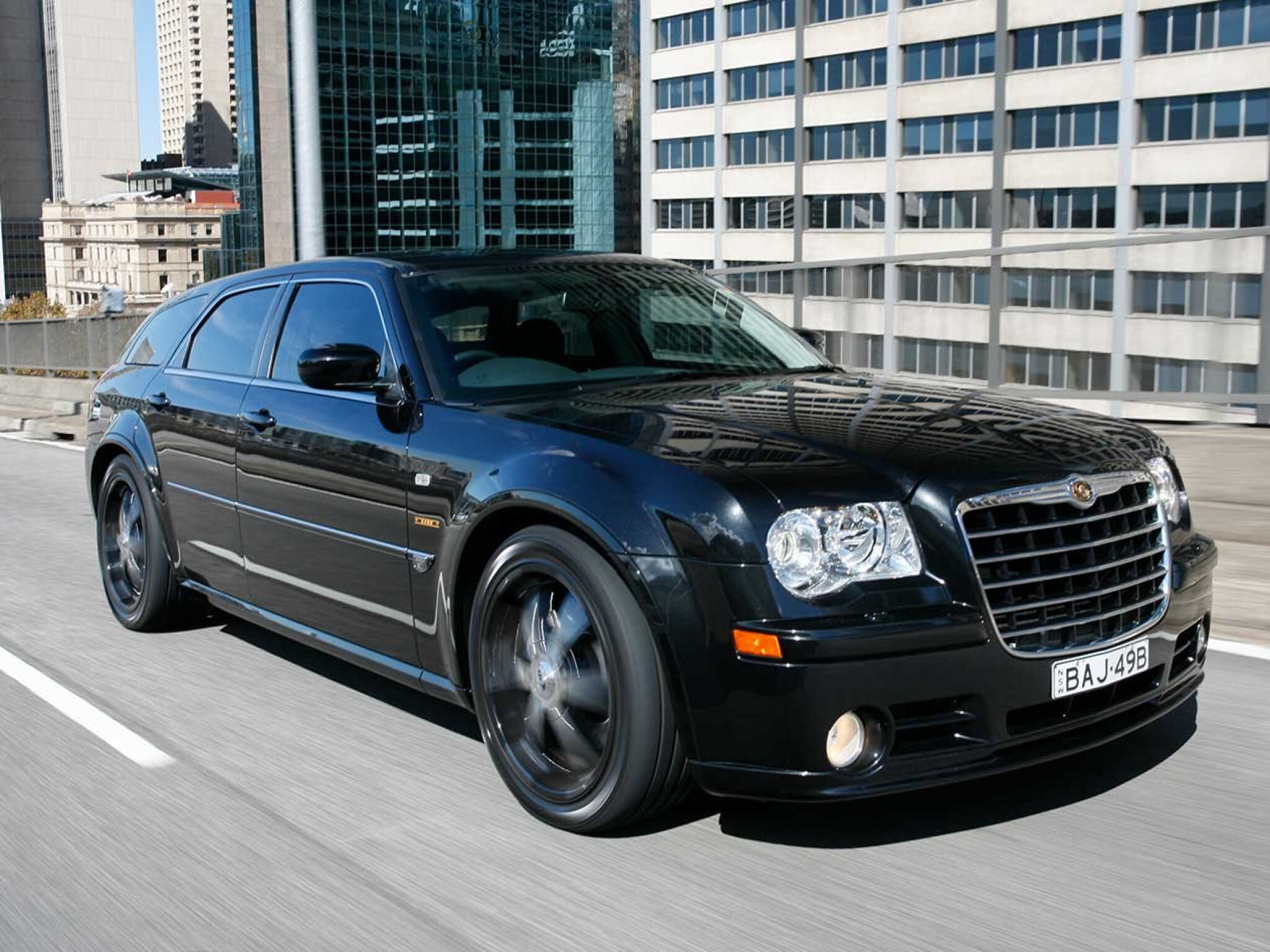 https://assets.whichcar.com.au/image/upload/s--NkSuuZw8--/c_fill,f_auto,q_auto:good/t_p_4x3/v1/archive/whichcar/2018/09/07/-1/2007-Chrysler-SRT8-E490-review-classic-MOTOR.jpg