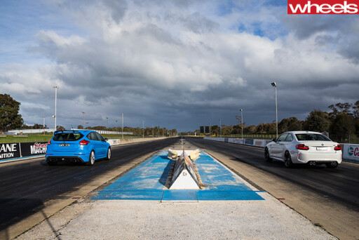 BMW-M2-vs -Ford -Focus -RS-prepare -to -drag -race