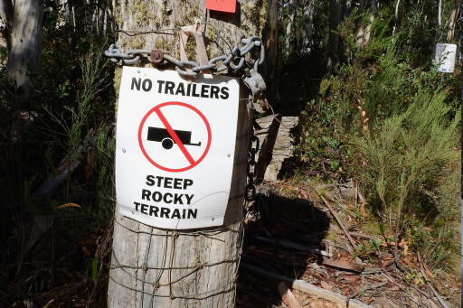 warning sign no trailers