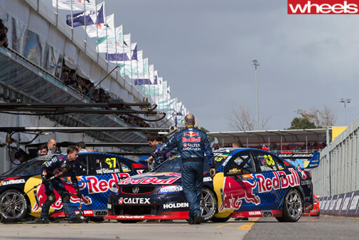 Red -Bull -HRT-Supercars -in -pits
