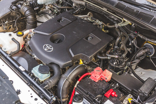 N80-Toyota-Hilux-SR5-engine.jpg