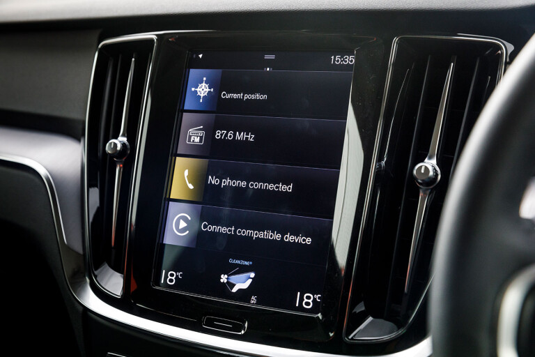 Volvo S60 T5 Momentum infotainment screen