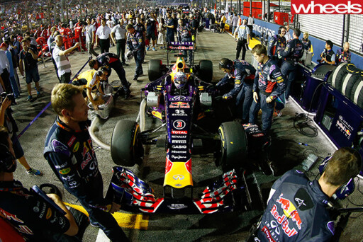 Daniel -Ricciardo -racing -Singapore -GP-team -around