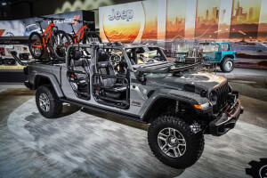 Mopar accessorises 2020 Jeep Gladiator video