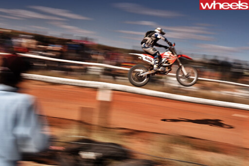 Man -racing -motorbike -jump -Finke -desert -race