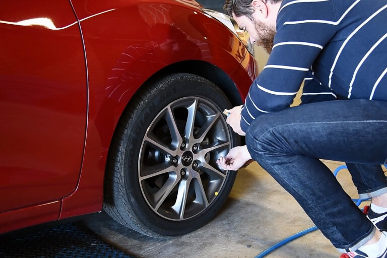 inflating a car tyre