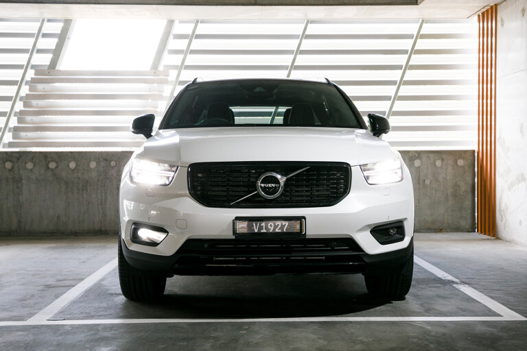2019 Volvo XC40 T5 front end and grille