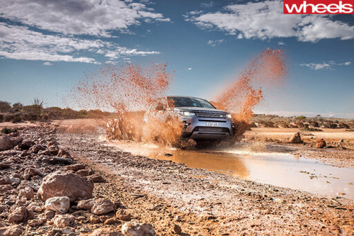 Land -Rover -Discovery -Sport -driving -in -mud